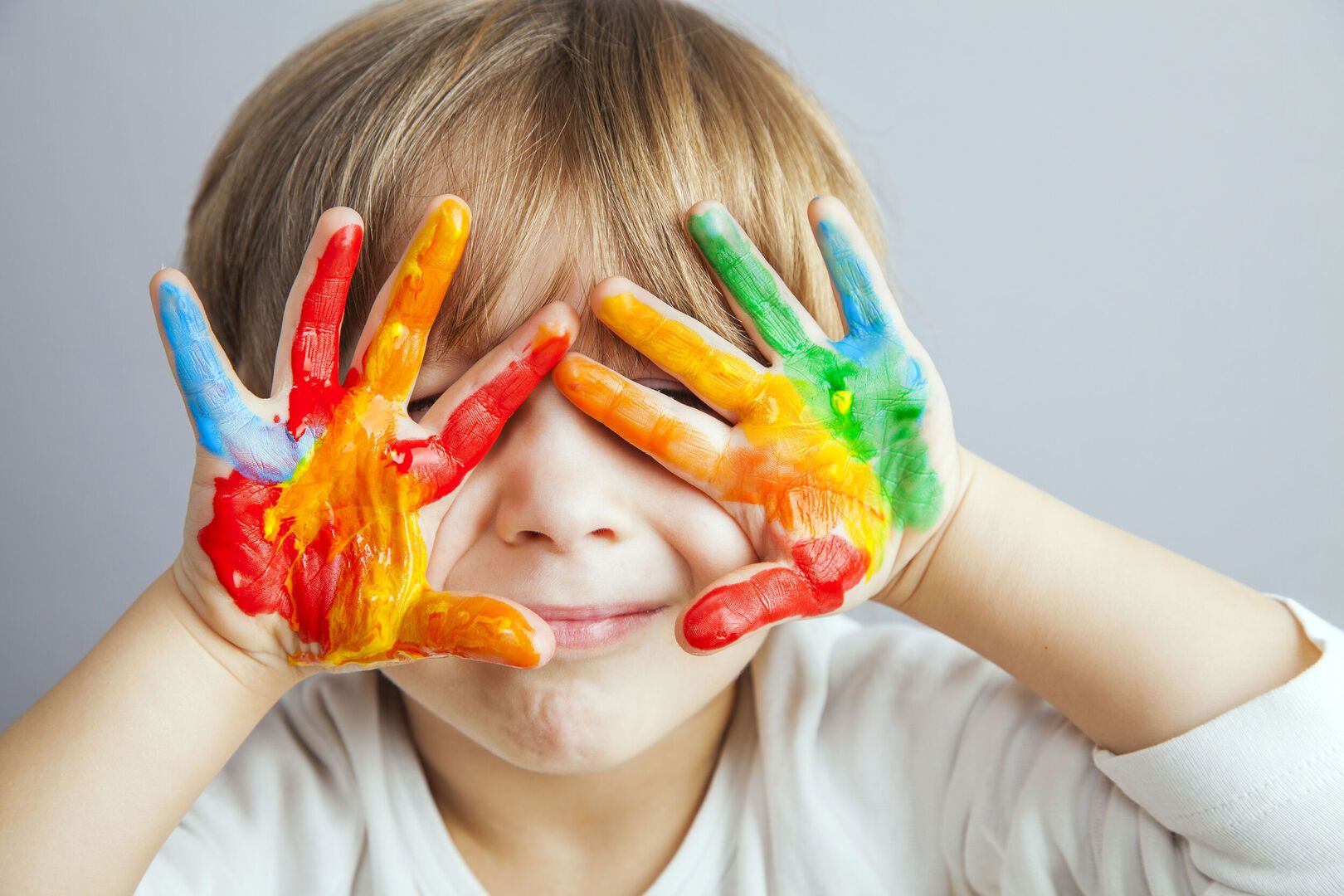Bunte Kinderhände